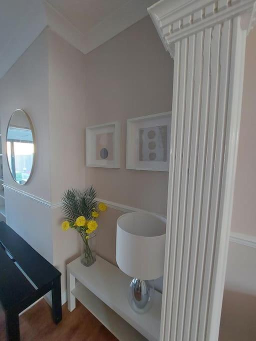 Holiday home Beautiful Bright Three Bedroom House In And With Free Parking