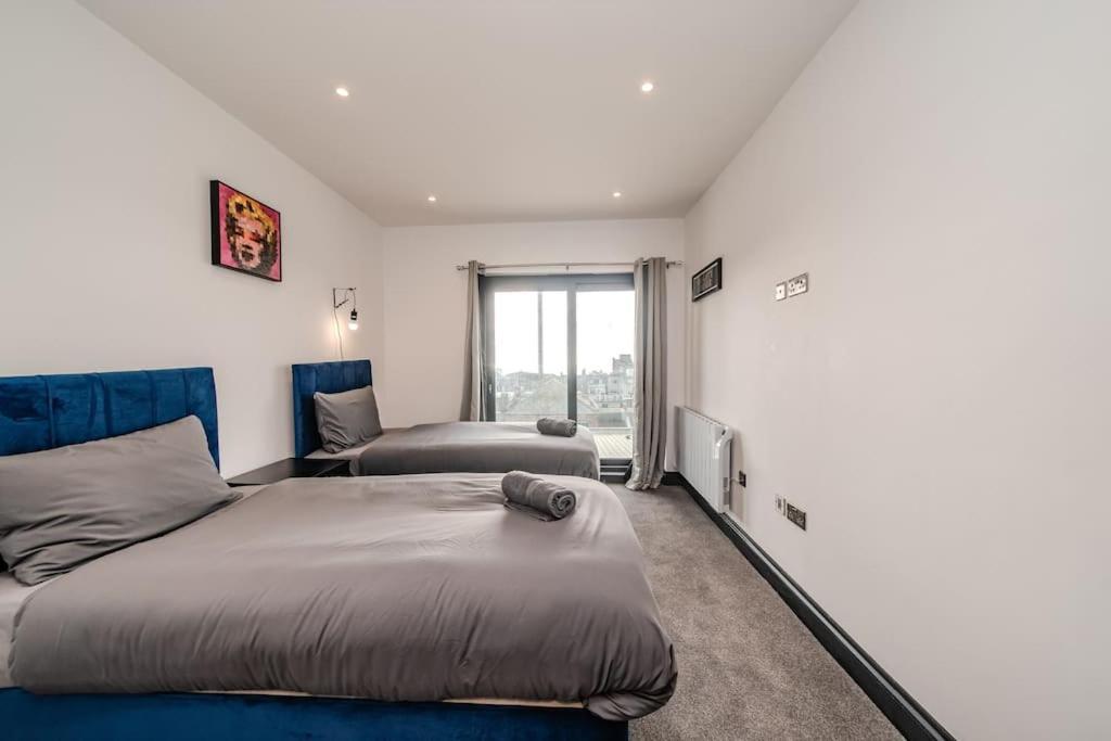 Super 3 Bedroom Flat I Next To