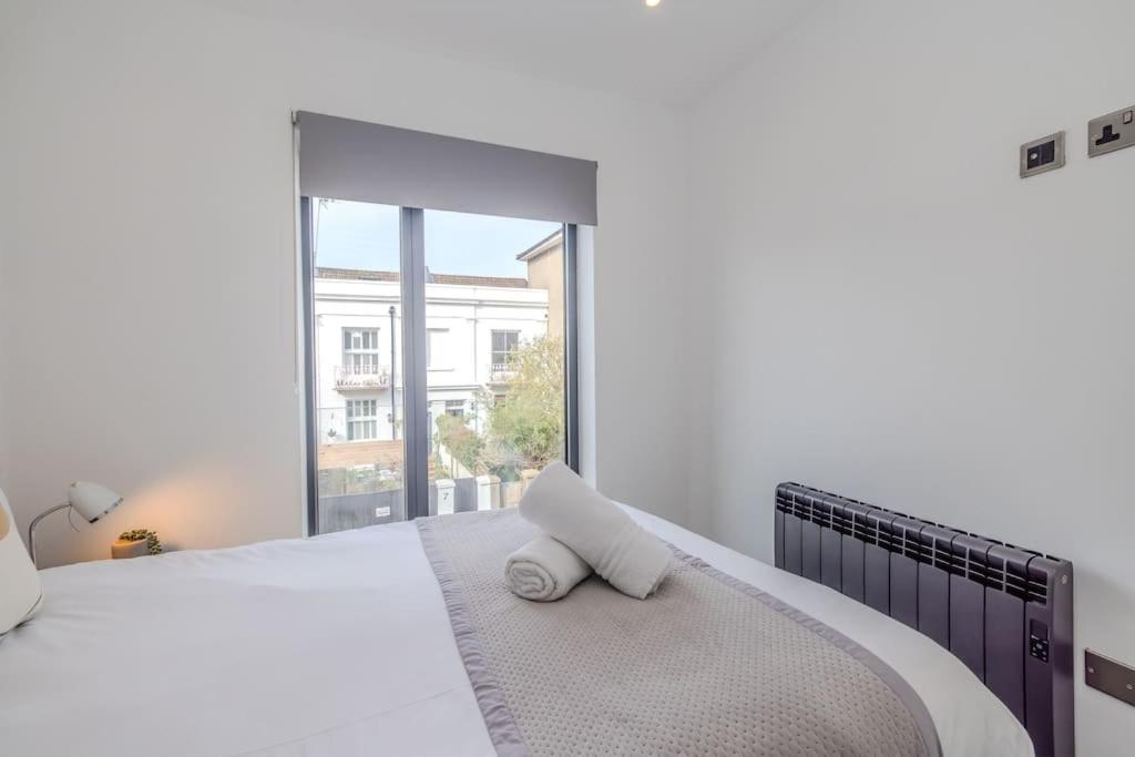 Apartment Super 2 Bedroom Flat I Next To Station *