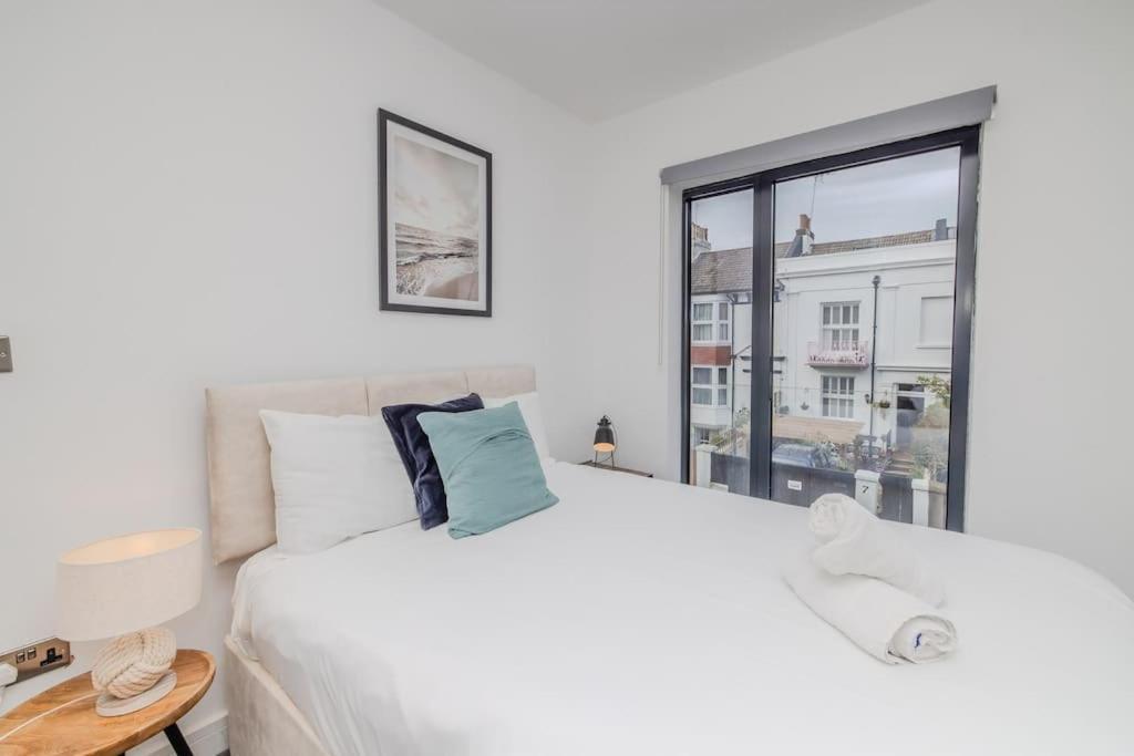 Super 2 Bedroom Flat I Next To Station