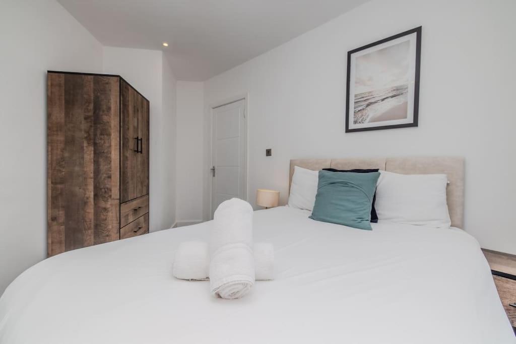 Apartment Super 2 Bedroom Flat I Next To Station *