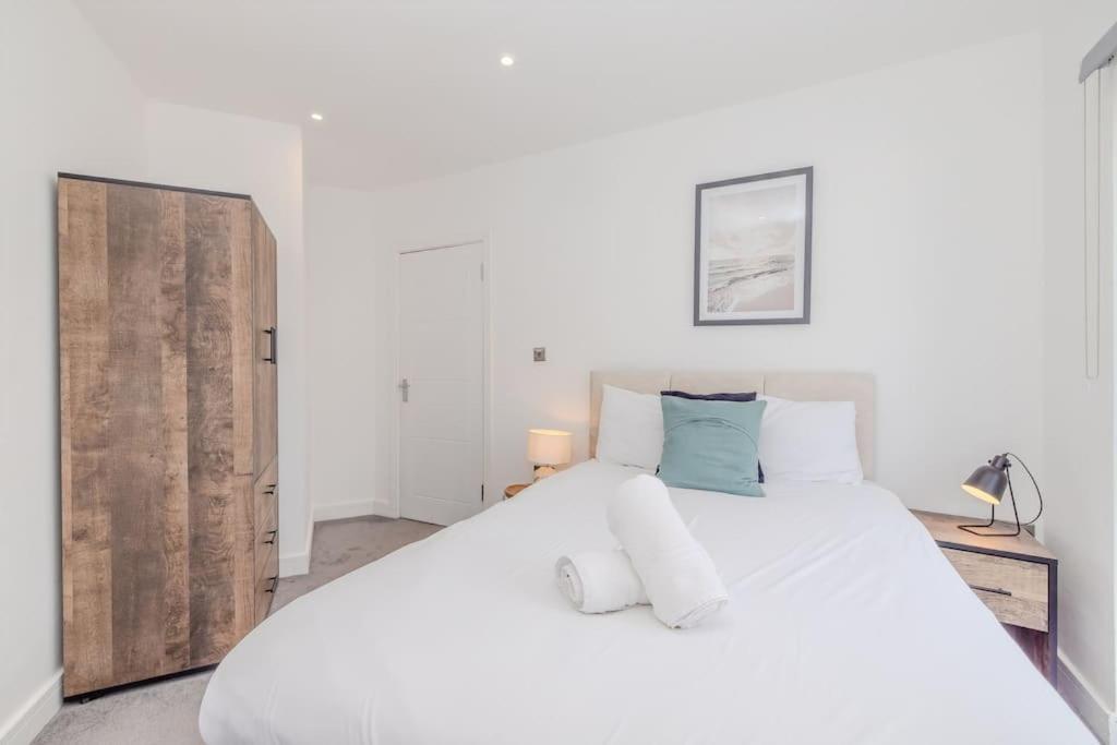 Super 2 Bedroom Flat I Next To Station