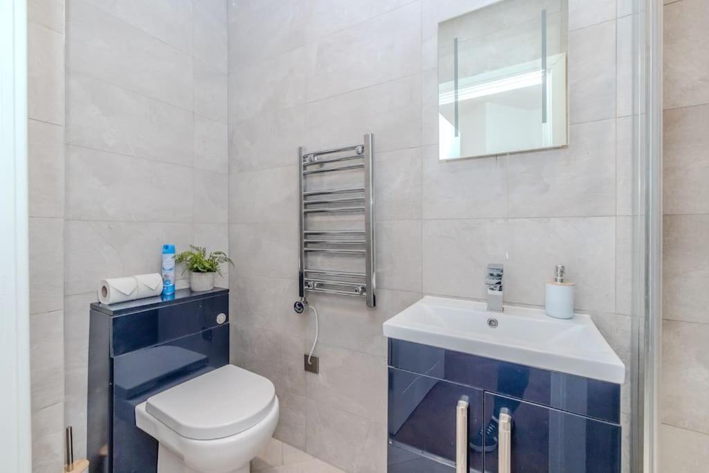 Apartment Super 2 Bedroom Flat I Next To Station *