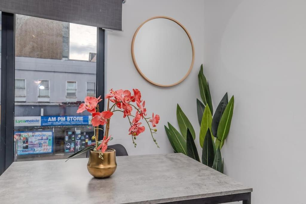 Apartment Super 2 Bedroom Flat I Next To Station *