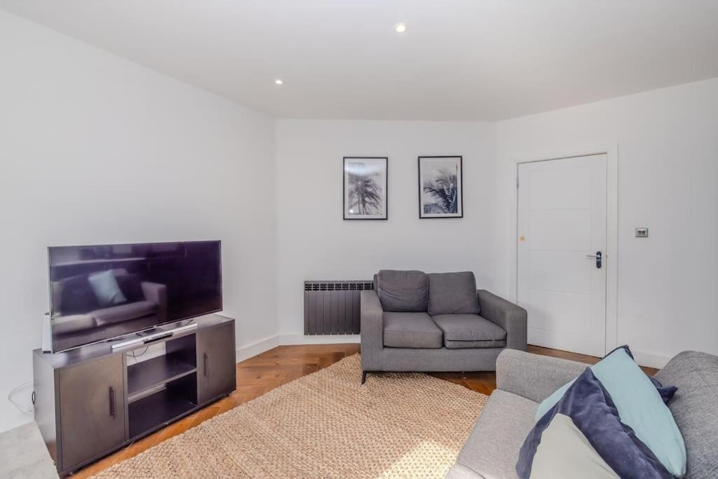 Super 2 Bedroom Flat I Next To Station