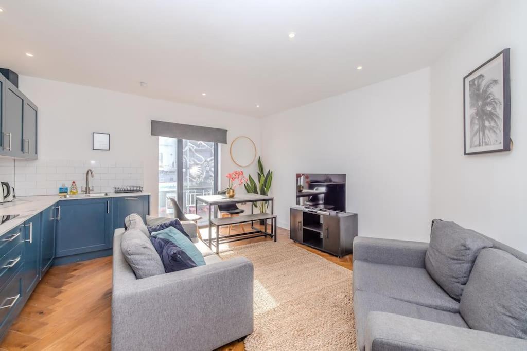 Super 2 Bedroom Flat I Next To Station
