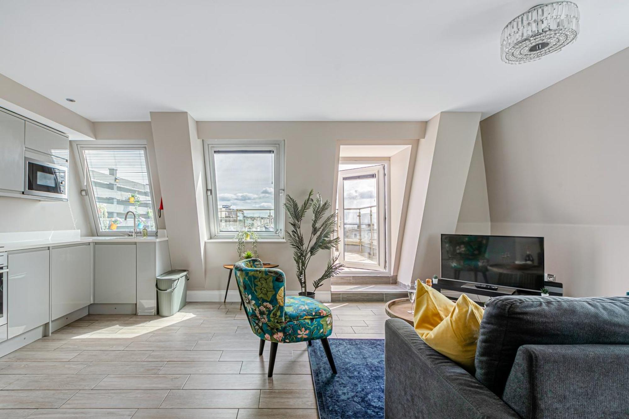 Airhost's Brighton's Diamond Escape With Sea Views