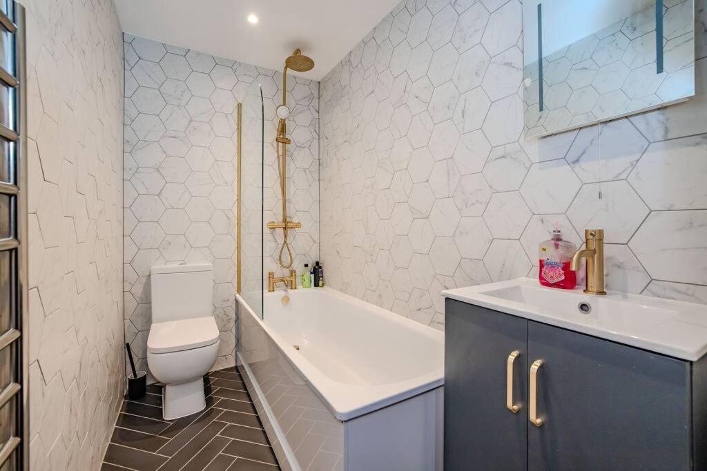 Three Bedroom Flat 2 Bathrooms I Super Locationi Next To Apartment