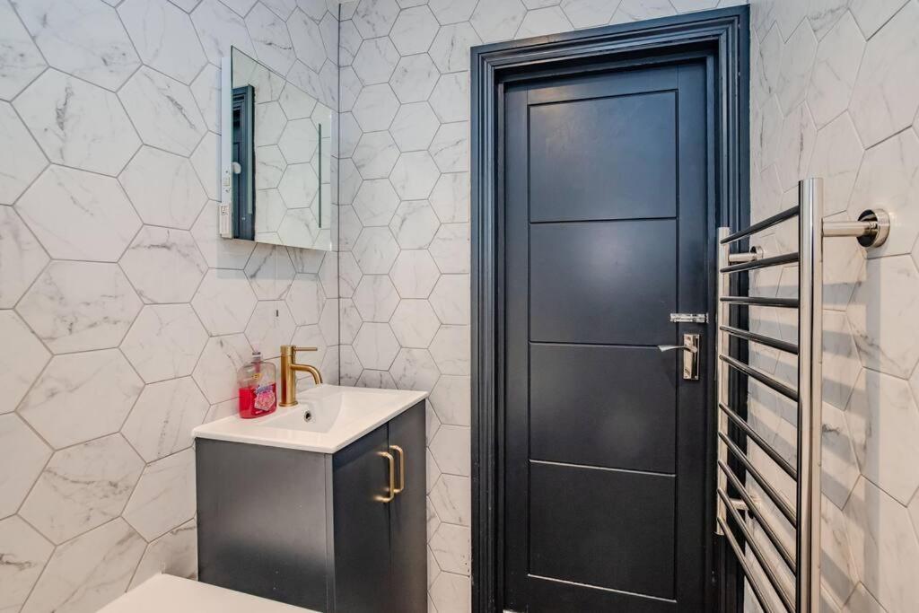 Apartment Three Bedroom Flat 2 Bathrooms I Super Locationi Next To *