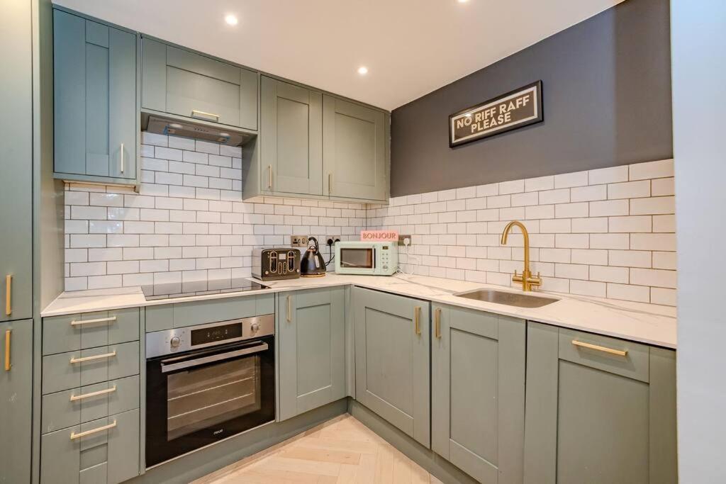 Three Bedroom Flat 2 Bathrooms I Super Locationi Next To Apartment *