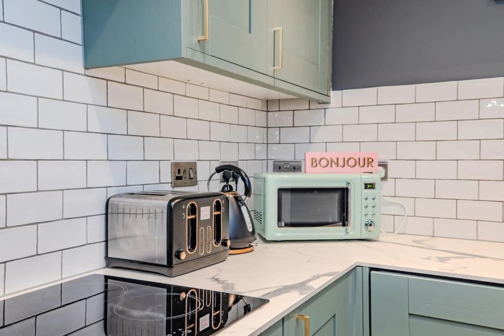 Three Bedroom Flat 2 Bathrooms I Super Locationi Next To Apartment Brighton