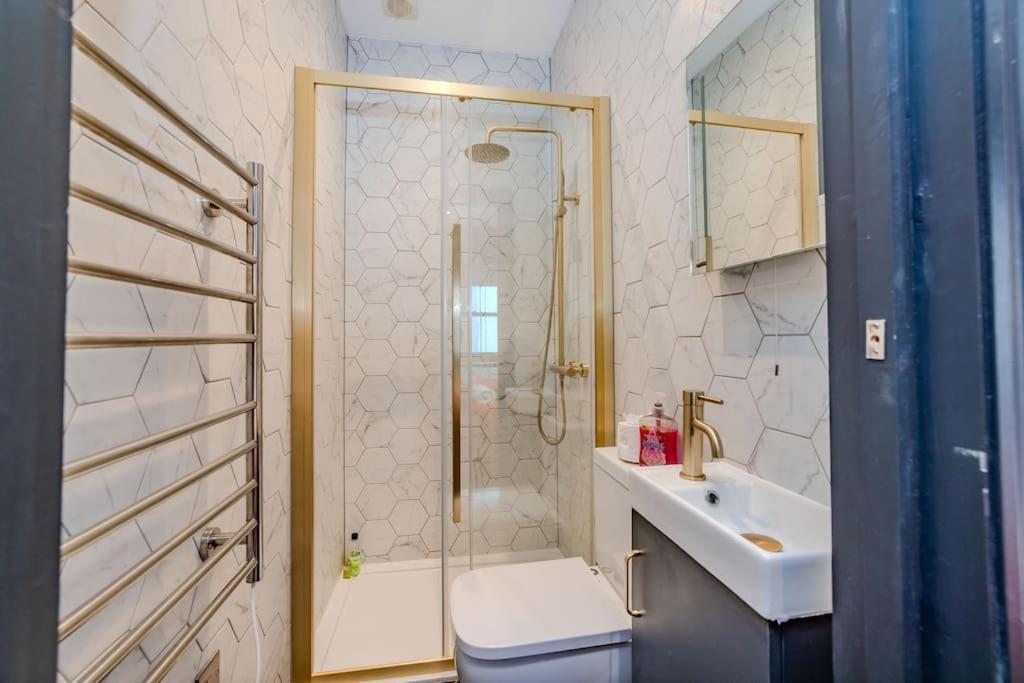 Three Bedroom Flat 2 Bathrooms I Super Locationi Next To *