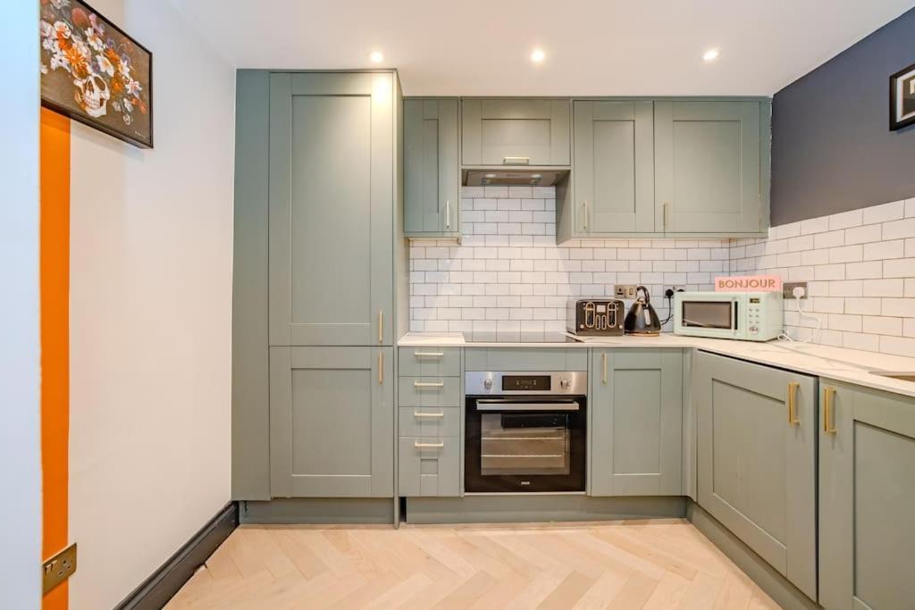 Three Bedroom Flat 2 Bathrooms I Super Locationi Next To Apartment
