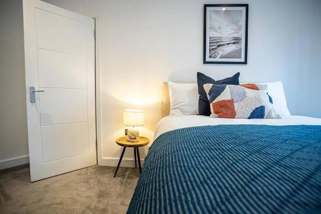 Charming 2 Bedroom Flat I Next To Station Apartment