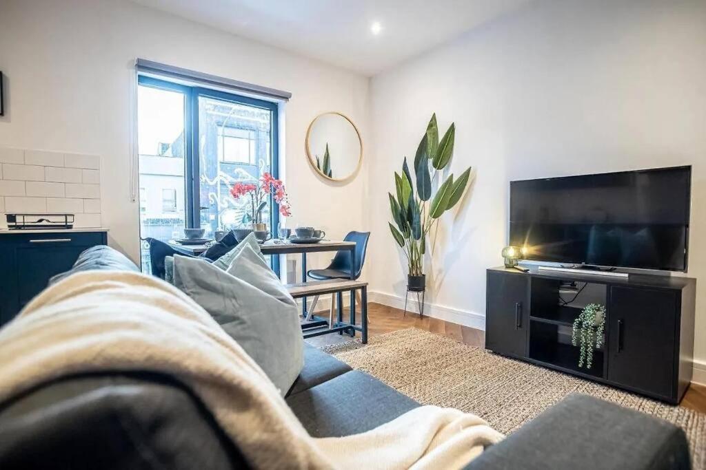 Charming 2 Bedroom Flat I Next To Station *