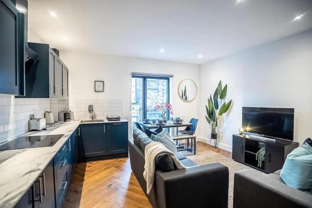 Charming 2 Bedroom Flat I Next To Station *