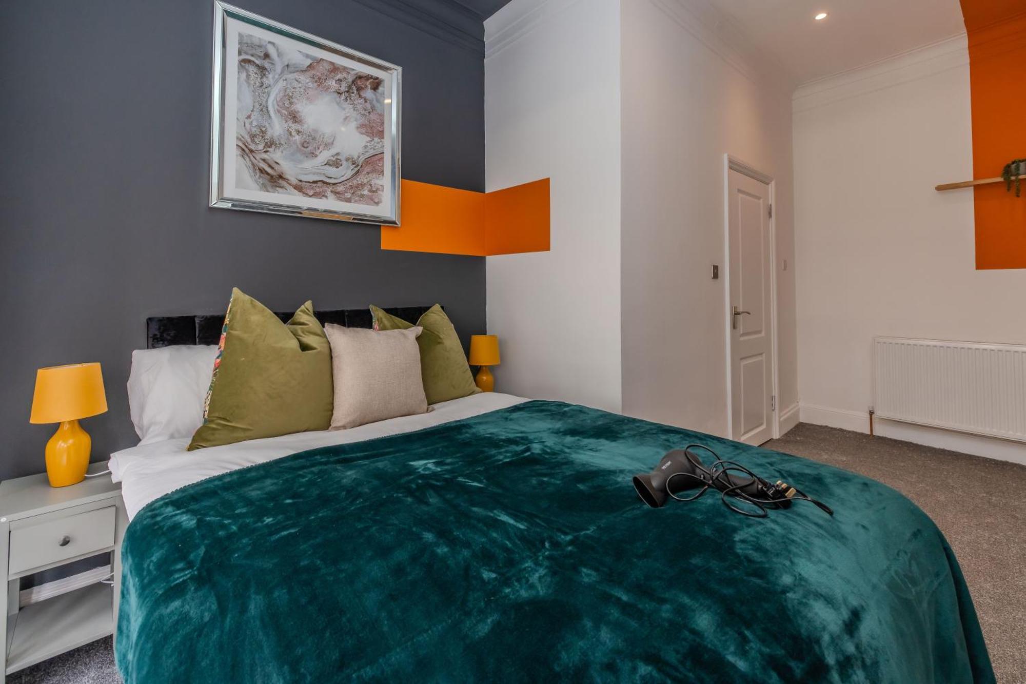 Apartment 2 Bedroom Flat Next To Station & I Sleep 8 Guests