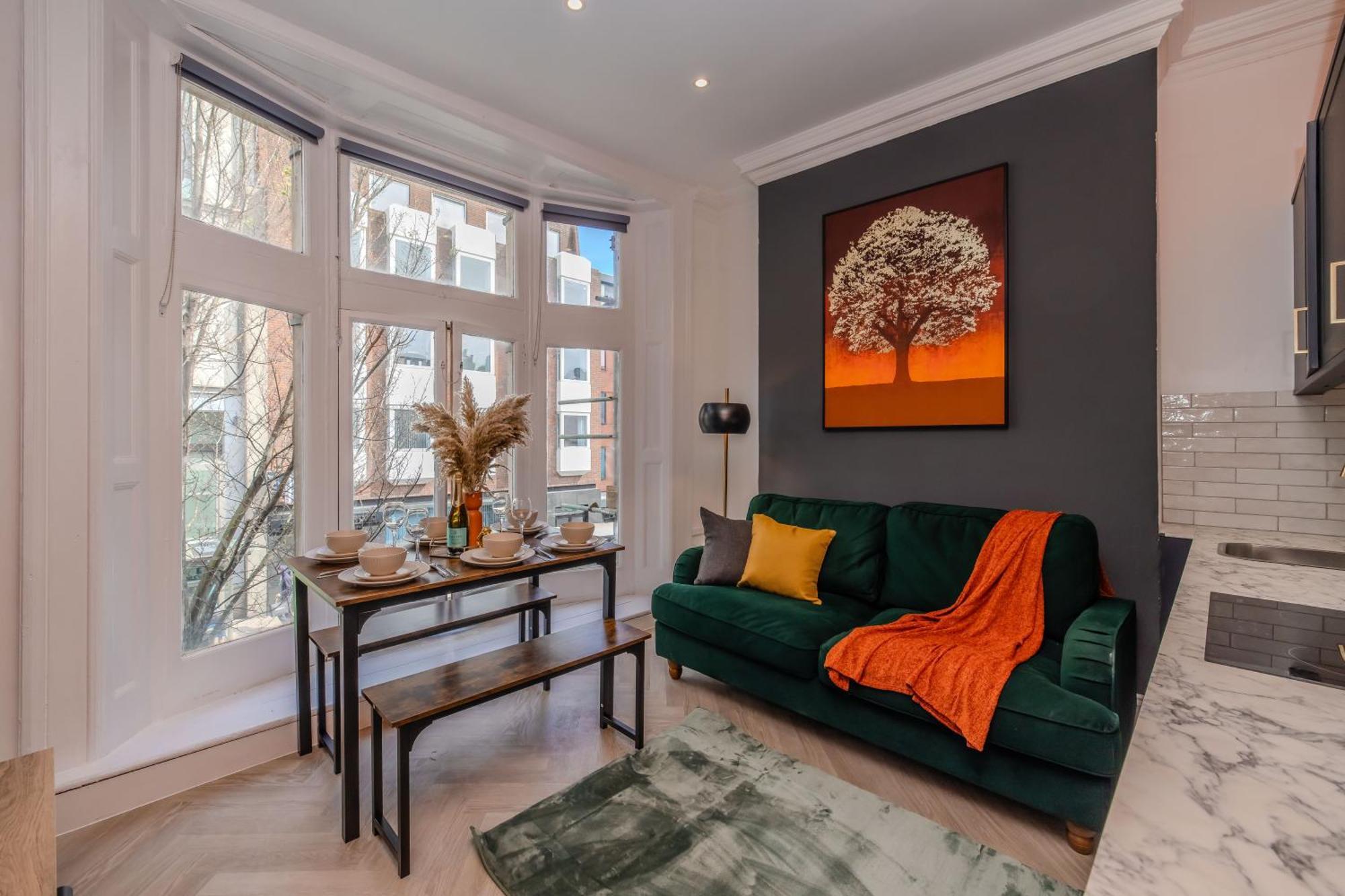 Apartment 2 Bedroom Flat Next To Station & I Sleep 8 Guests *