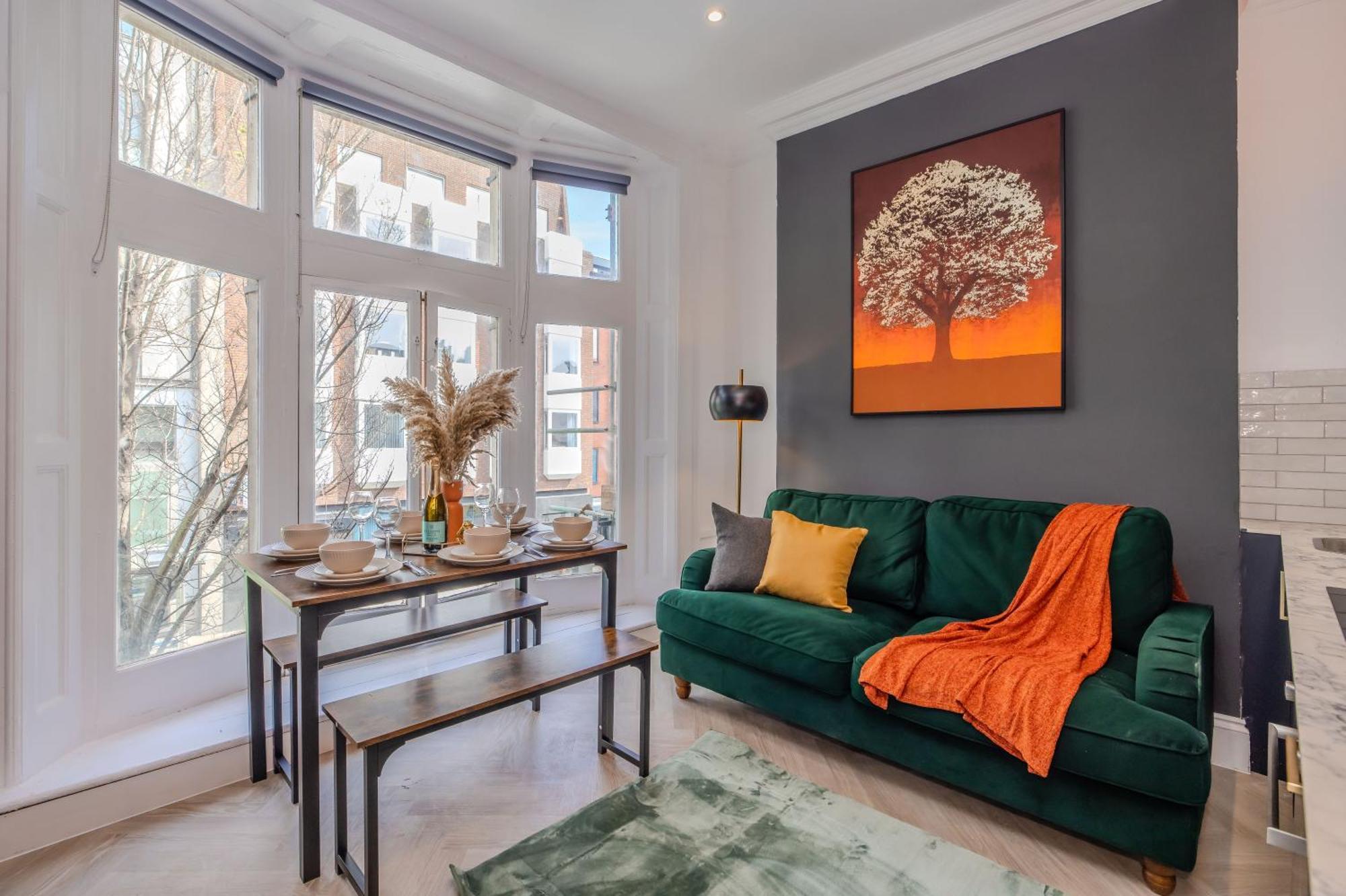 2 Bedroom Flat Next To Station & I Sleep 8 Guests Apartment