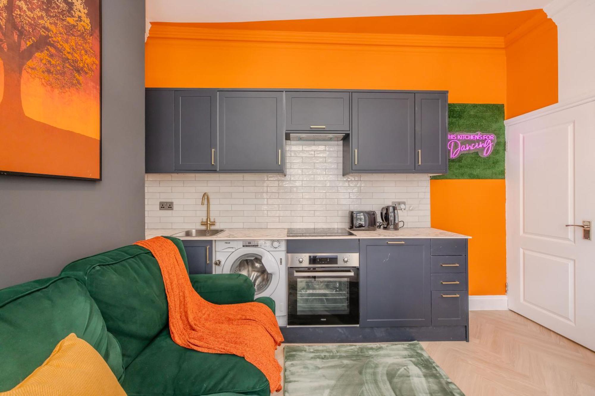 Apartment 2 Bedroom Flat Next To Station & I Sleep 8 Guests Brighton