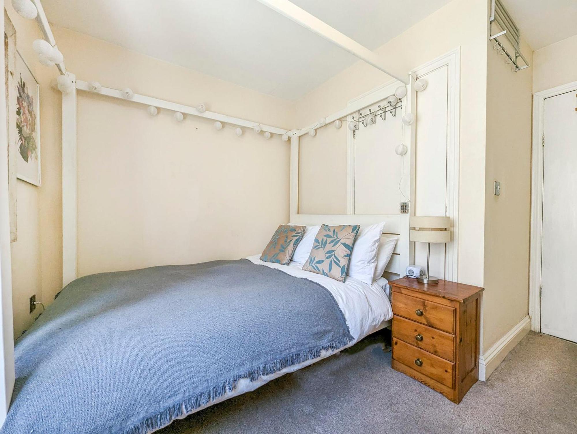 Little Western 2 - By Lets Apartment *