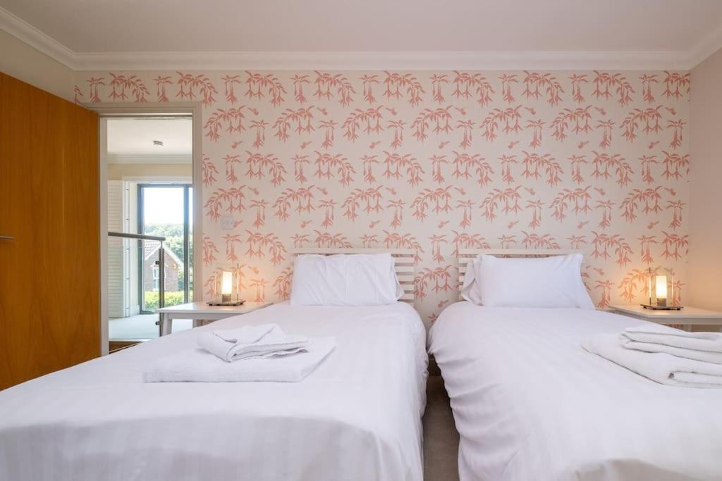 Stunning 5-bed 3-bath House Close To The Sea! Holiday home *