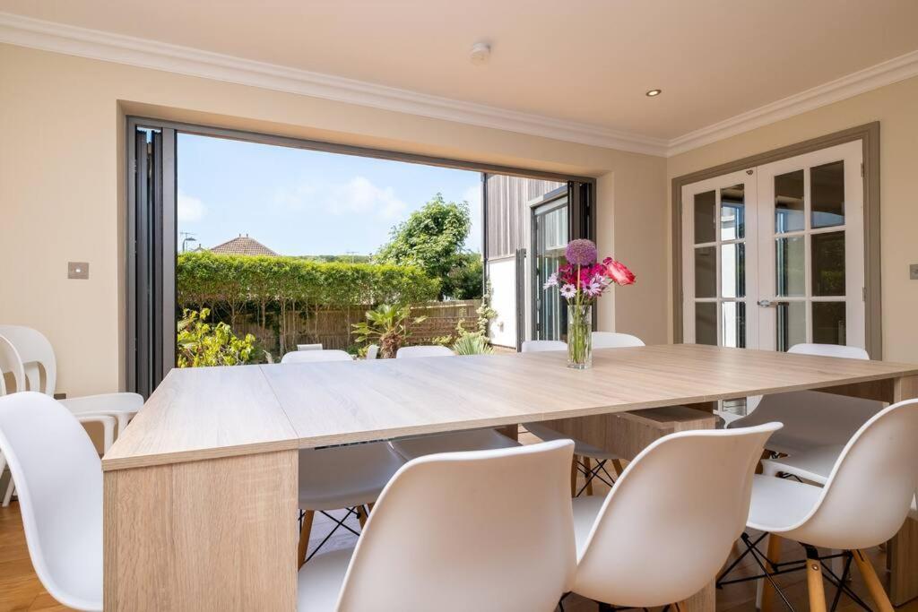 Stunning 5-bed 3-bath House Close To The Sea!
