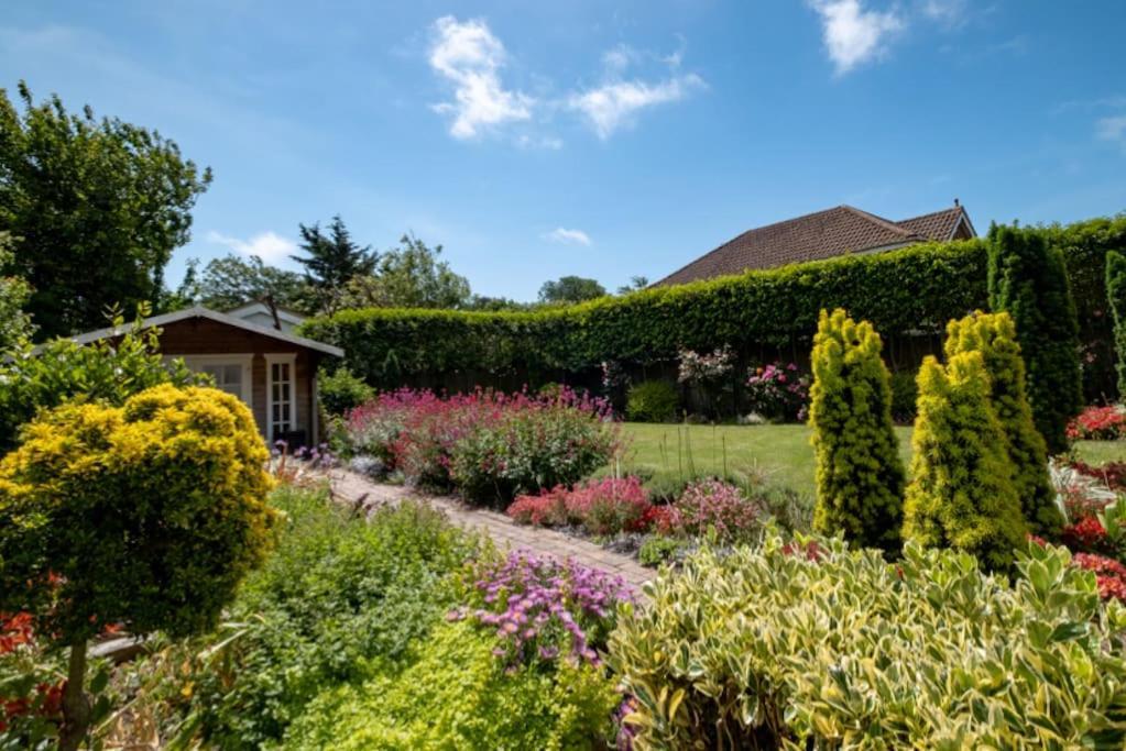 Stunning 5-bed 3-bath House Close To The Sea! Holiday home