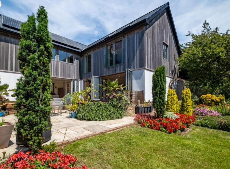 Stunning 5-bed 3-bath House Close To The Sea! Holiday home Brighton