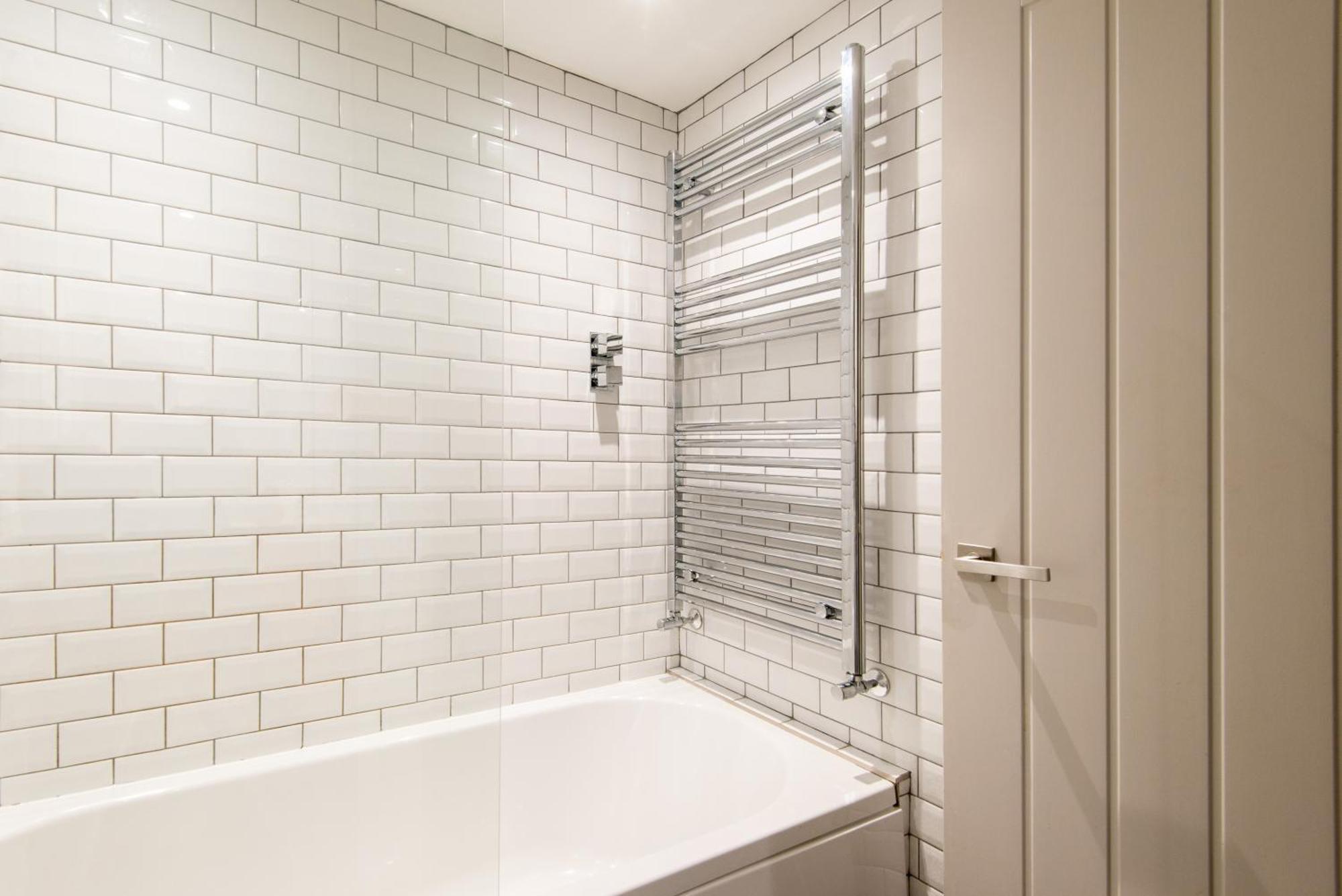Apartment Beautiful, Central, 3 Min Walk From Beach, 2 King Doubles Brighton