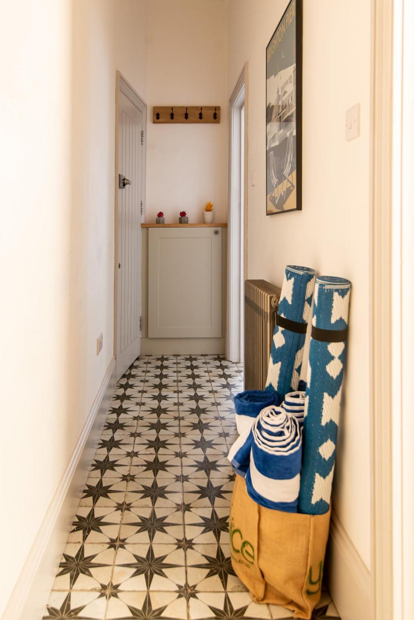 Beautiful, Central, 3 Min Walk From Beach, 2 King Doubles