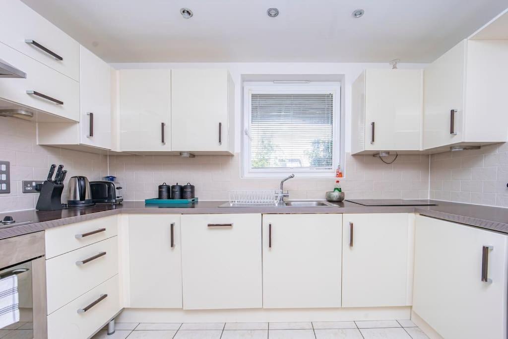 Flash Sale Train Station 3 Bedroom Flat Bn130sha Apartment *