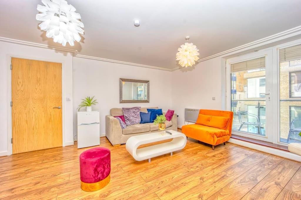 Flash Sale Train Station 3 Bedroom Flat Bn130sha *