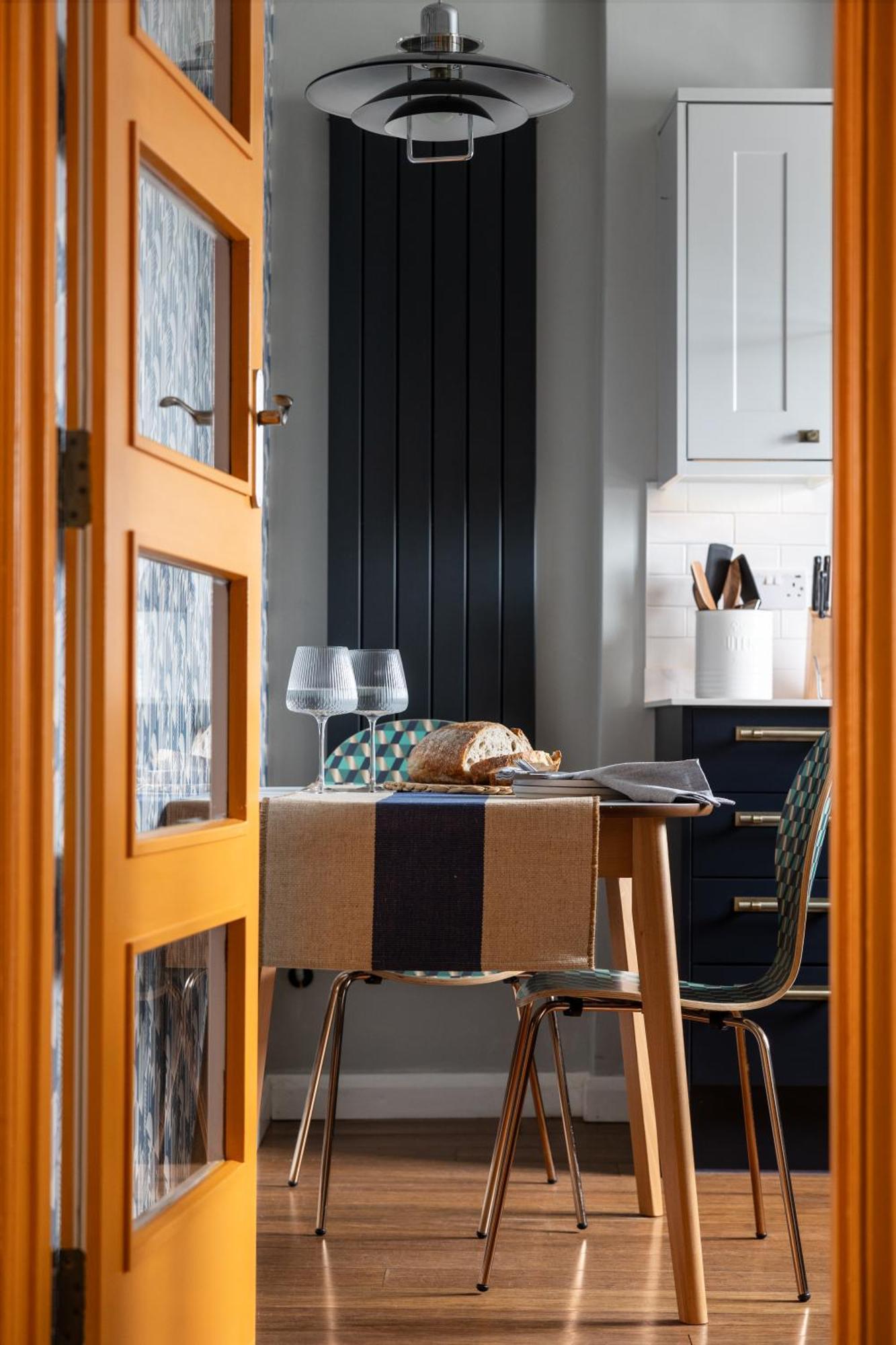The Lorelei 2br Mid-century Modern Stylish *
