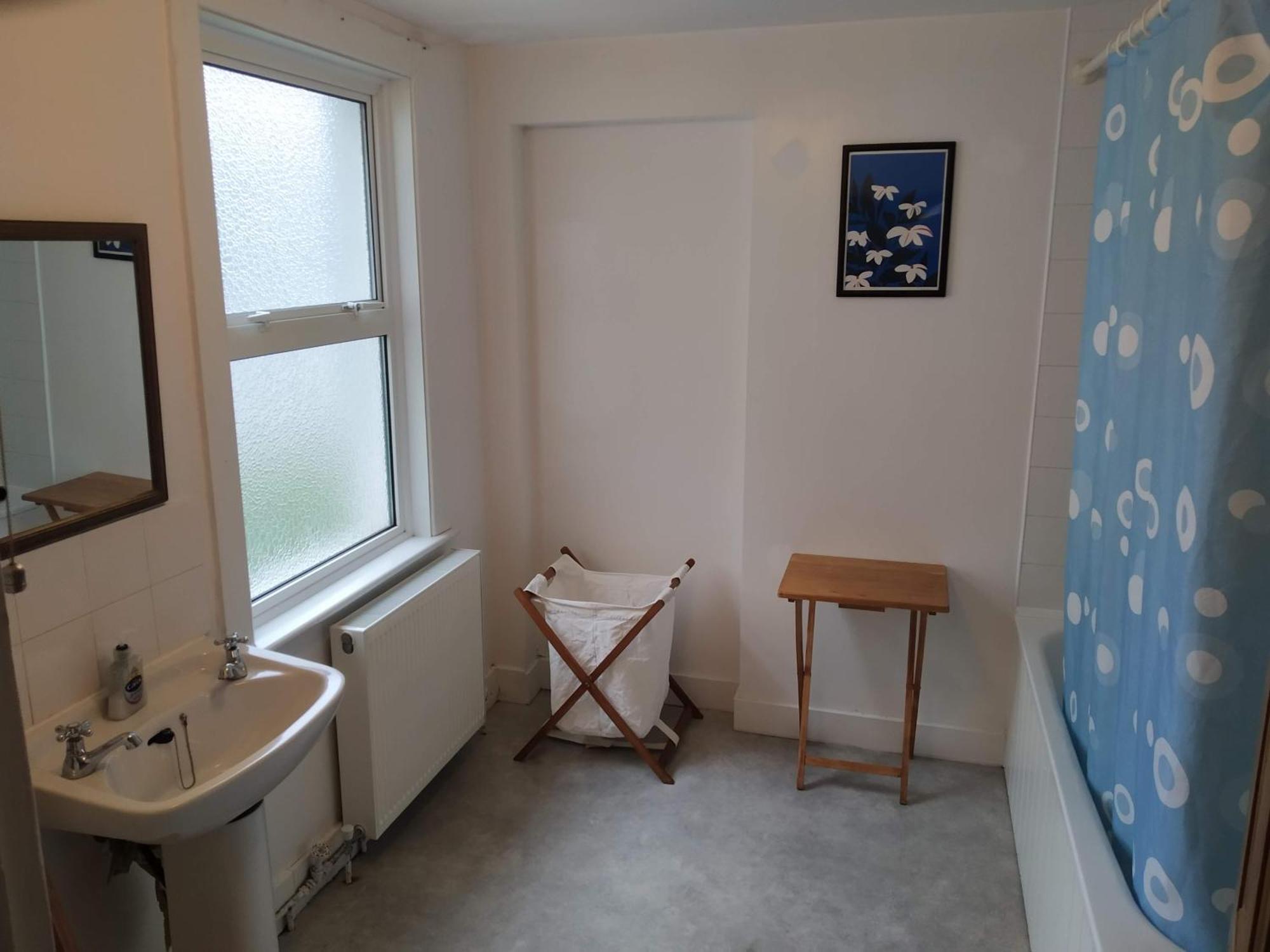 Spacious 2 Bed Maisonette Near Town, That Sleeps 6 *