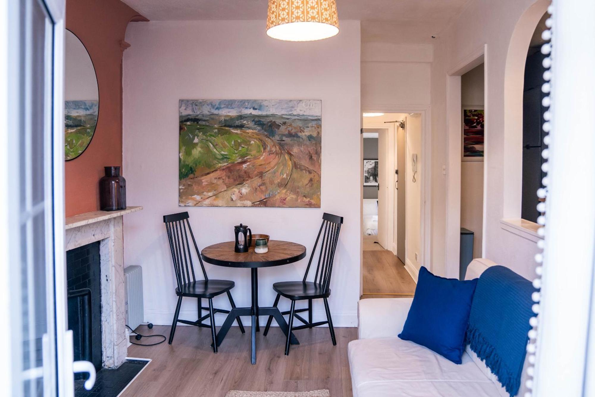 Noble Nooks - Art And Comfort At The Station Apartment
