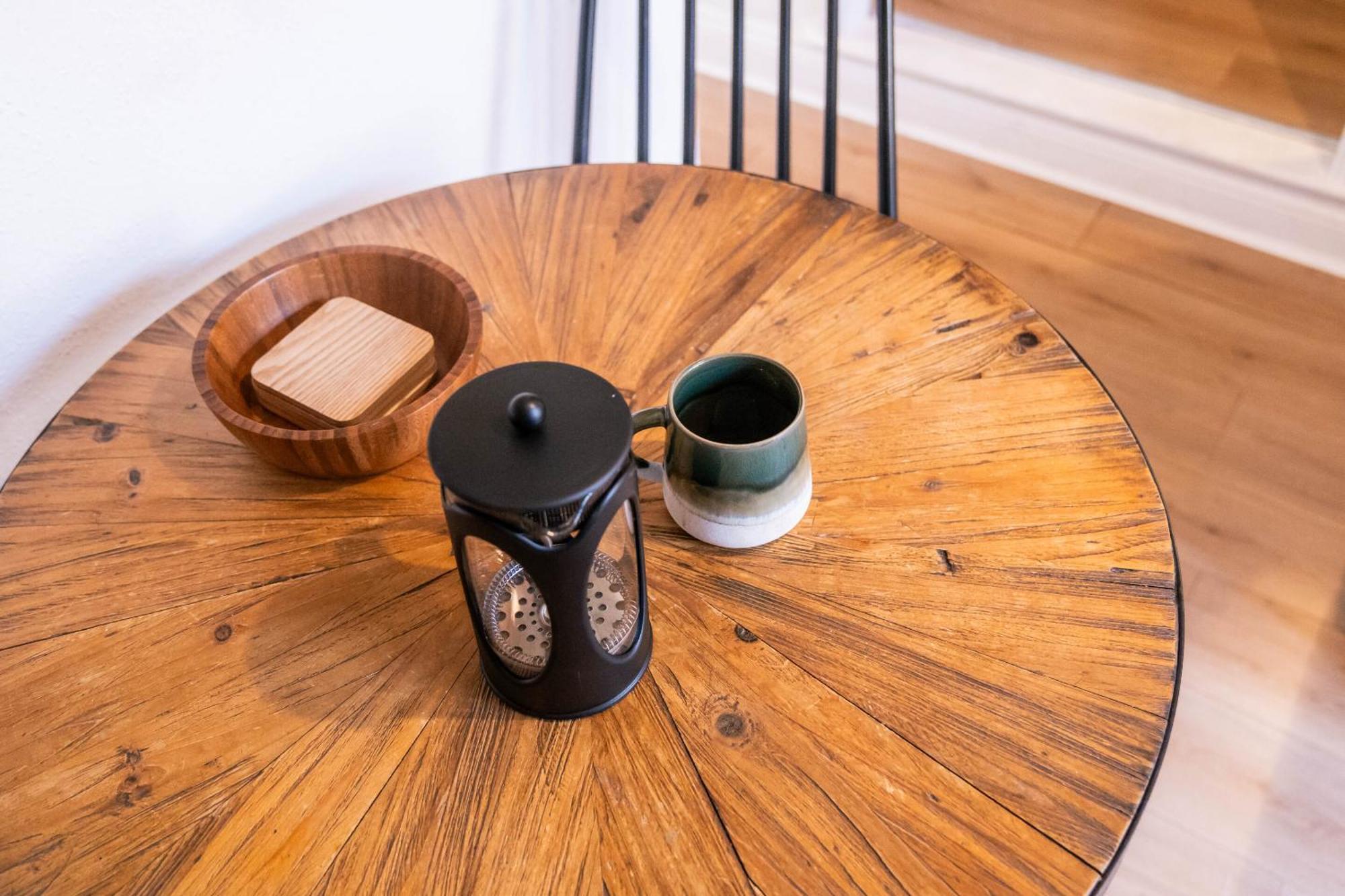 Noble Nooks - Art And Comfort At The Station Apartment