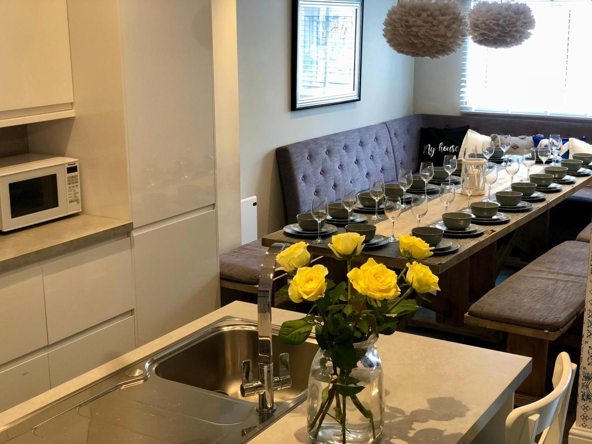 Lovely Townhouse In Sleeps 6-18 *