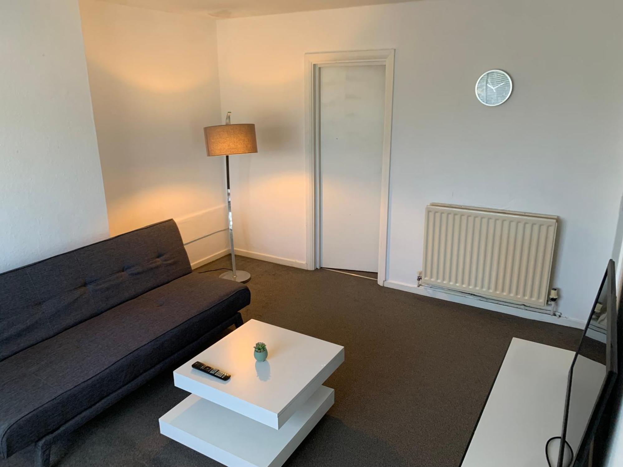 Lovely 2 Bedrooms Flat In Apartment