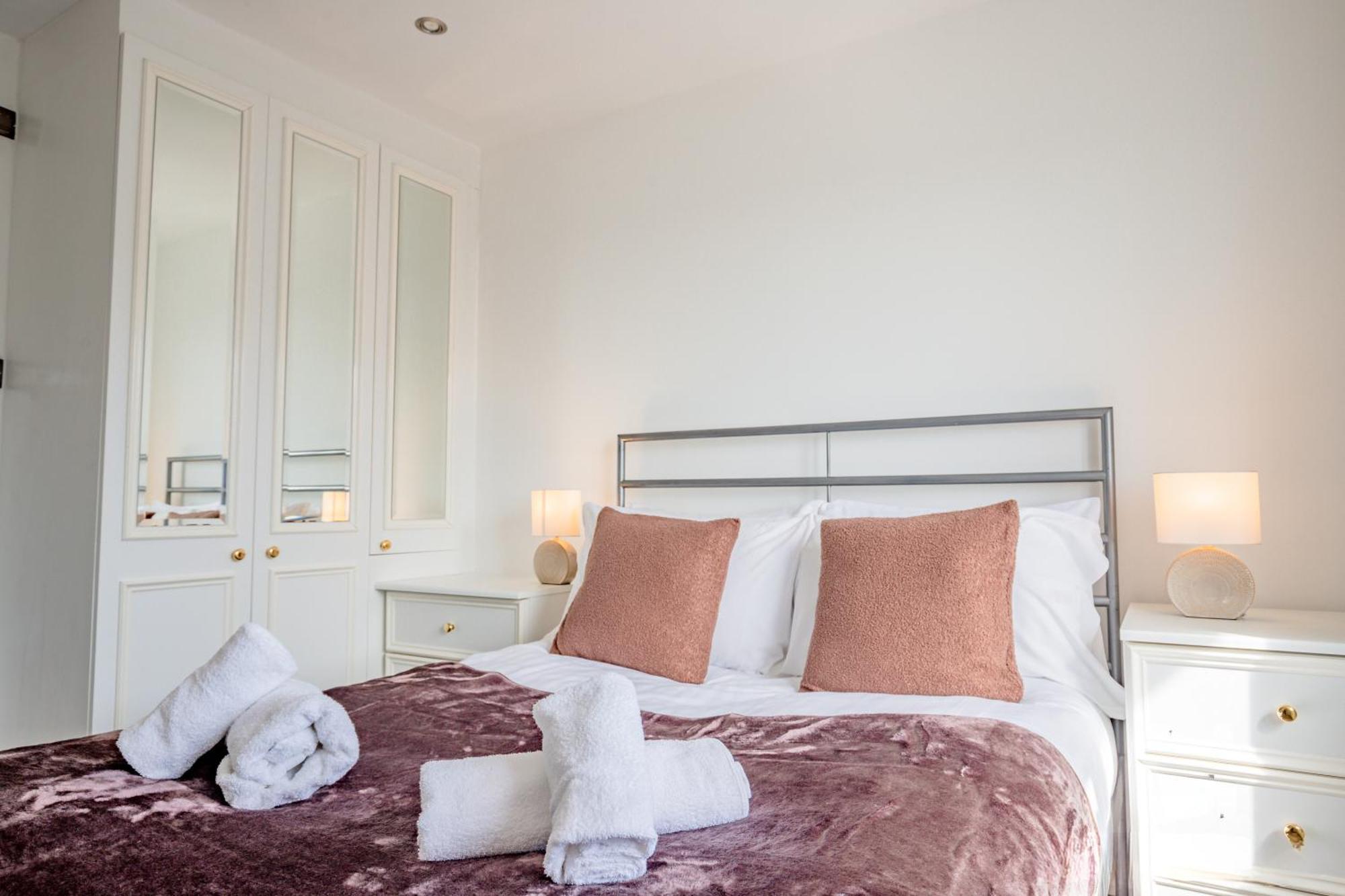 Guest Homes - Araminta *