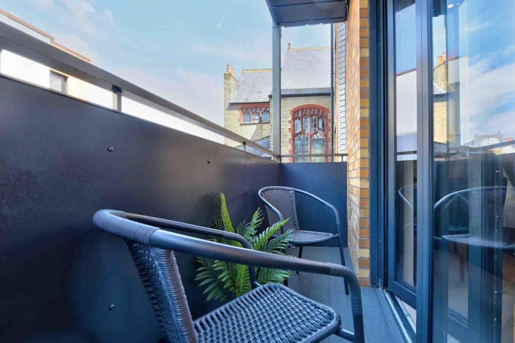 Host & - Rox Studio Apartment
