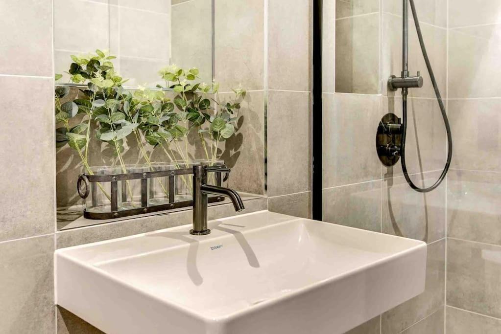Host & - Rox Studio Apartment
