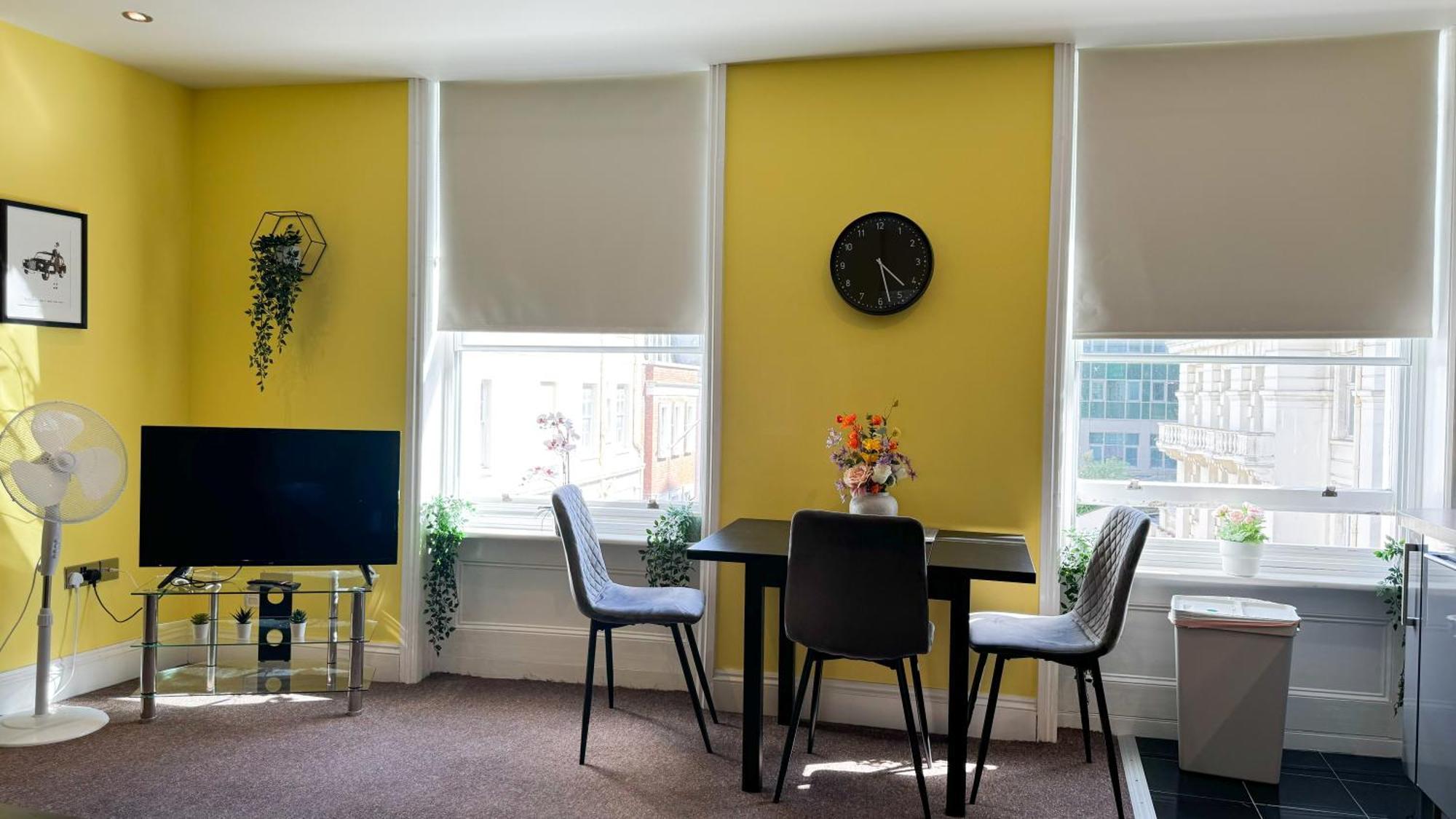 Flat 5 Mins Away From Beach!