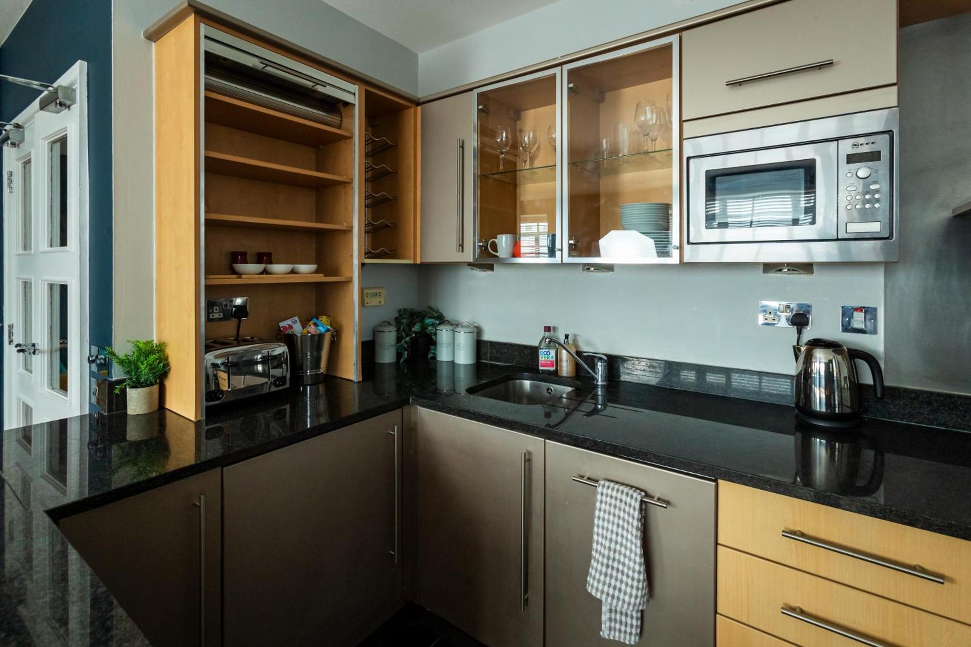Executive Apartment, Apartment *