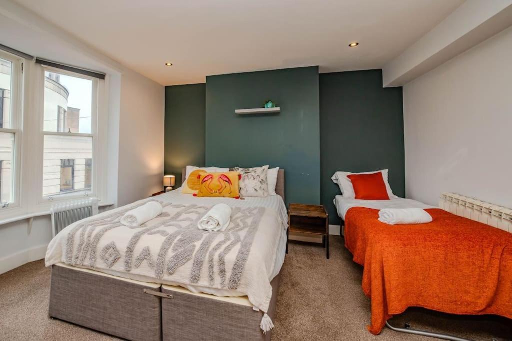 Super Three Bedroom Flat I Next To I Sleep 9 Guests
