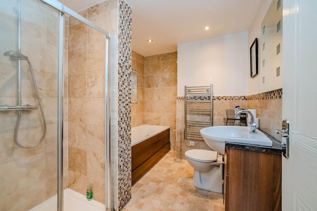 Super Three Bedroom Flat I Next To I Sleep 9 Guests Apartment
