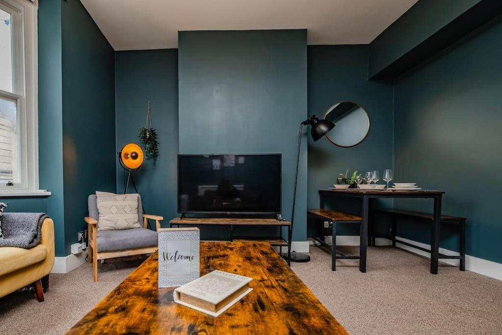 Super Three Bedroom Flat I Next To I Sleep 9 Guests Apartment