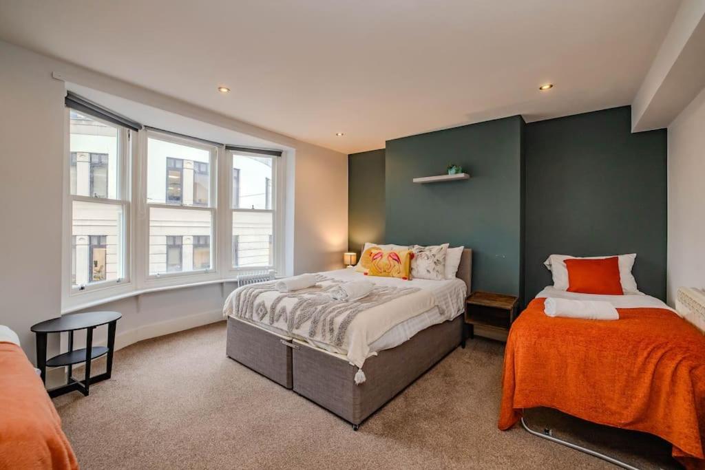 Apartment Super Three Bedroom Flat I Next To I Sleep 9 Guests *