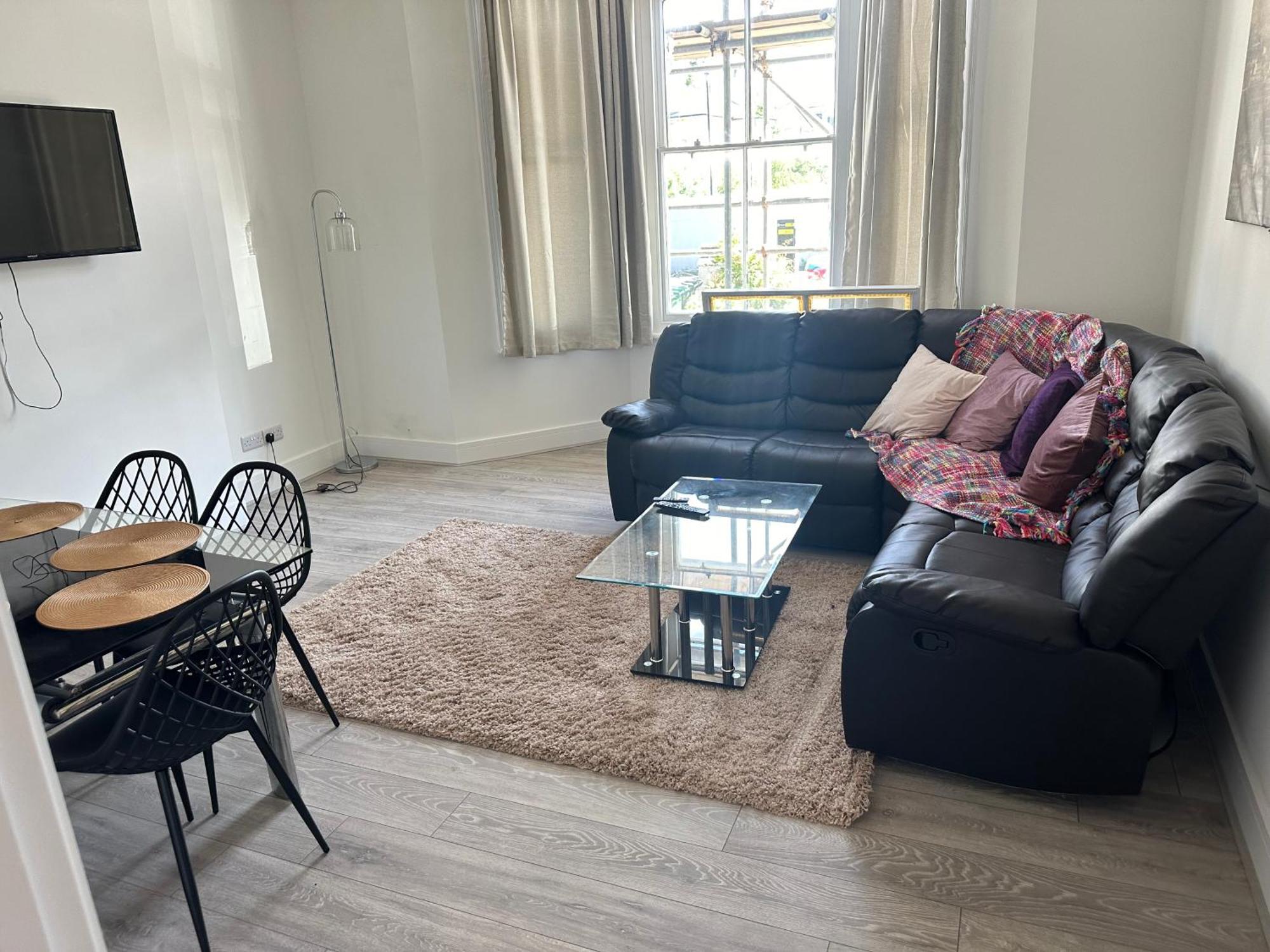 Stunning 3 Bedroom With Garden Apartment *