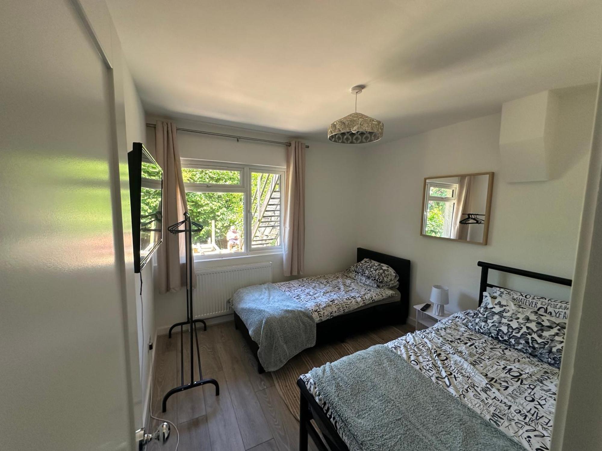 Stunning 3 Bedroom With Garden Apartment *